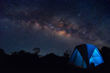 银河与星和帐篷在前景, 家庭野营在北部泰国, 南邦府