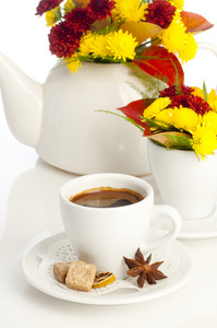 用鲜花和杯咖啡茶壶