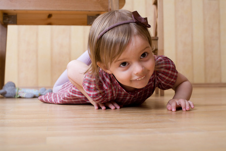 快乐的小女孩，在硬木地板上爬