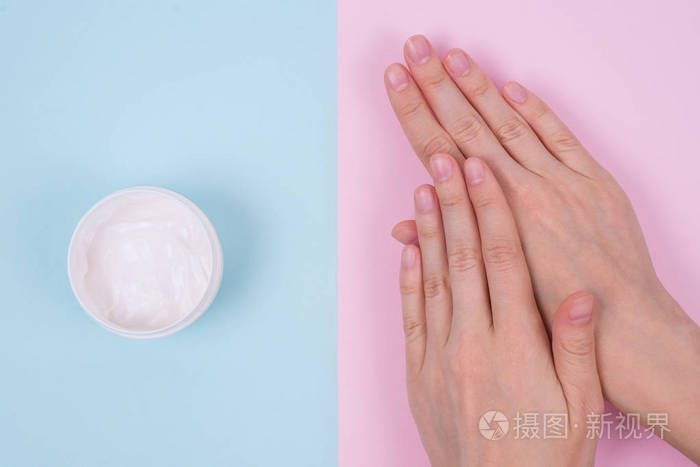 干净清晰的手指天然滋养指甲的概念.