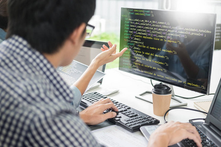 亚洲团队外包开发人员查找屏幕编程代码使用笔记本电脑软件