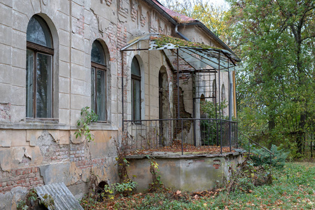 老村庄庄园的废墟。被毁的建筑的一个古老的美丽的建筑在中欧。秋天的季节