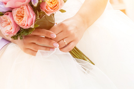 美丽的婚礼花束，法式指甲