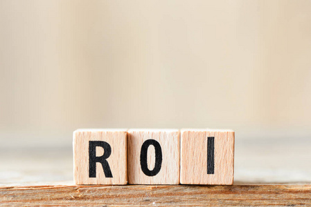 投资回报率, Roi。立方体木块与字母表建立词 Roi