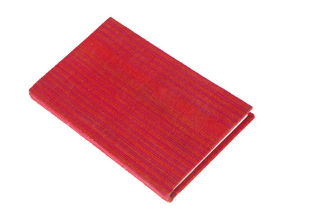 在白色背景上孤立的书红色的封面织物