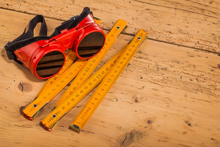 红色安全护目镜和测量工具