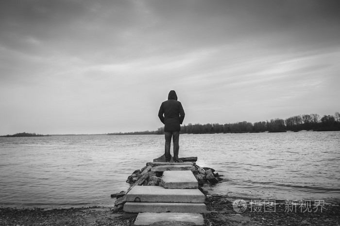 一个人独自站在水边