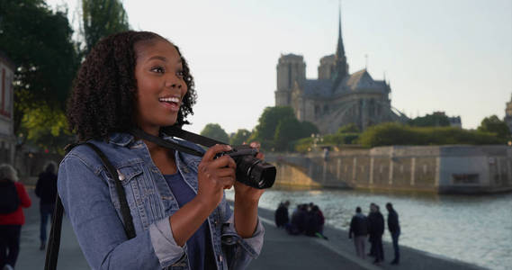 可爱的黑人女子在背景中拍摄塞纳河圣母院景观