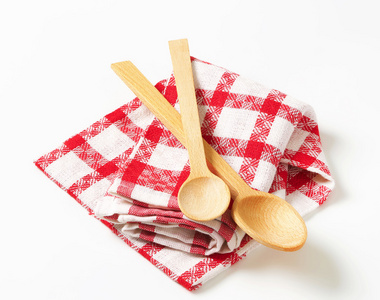 选中的茶巾和木制的勺子