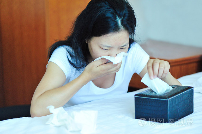 打喷嚏鼻子的女人