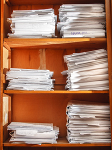 在存档中堆积的纸质文档