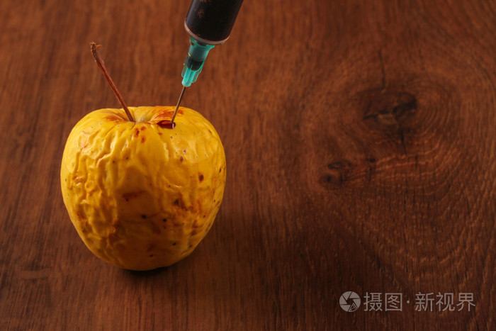 激素在木头上的苹果