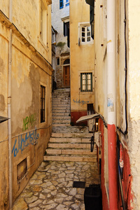 在希腊小镇狭窄的街道