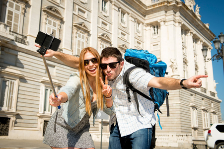美丽的朋友旅游夫妇前往西班牙在假期学生交换自拍照拍照
