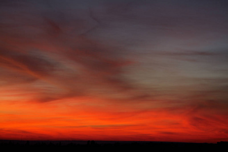 火热的橙色夕阳天空。美丽的天空。自然背景