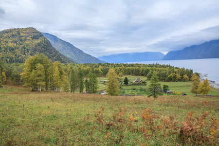 在阿尔泰山的小山村