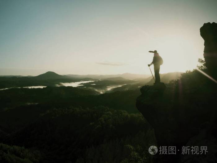 疯狂的人在边缘.无畏的登山者在悬崖上方的深孔.