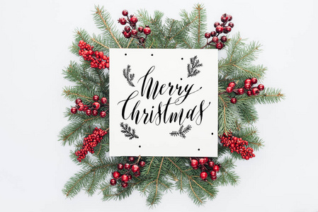 松树花圈的顶部视图与圣诞节装饰与 快乐的圣诞节 字母在中间查出在白色