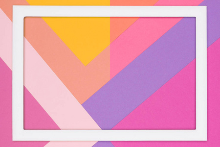 抽象几何粉彩粉色和紫纸平躺背景。具有空帧模型的简约与几何模板