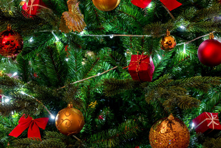 五颜六色的圣诞节装饰在树上的节日背景