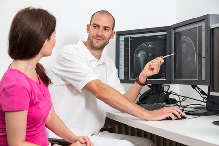 放射科医生其它辅导病人使用从层析或 Mri 图像