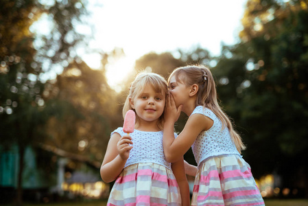 两个女孩在一起玩和吃冰激淋