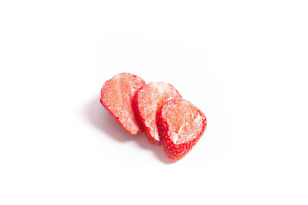 甜草莓切片, 半和全浆果。在白色背景下分离的新鲜生红浆果