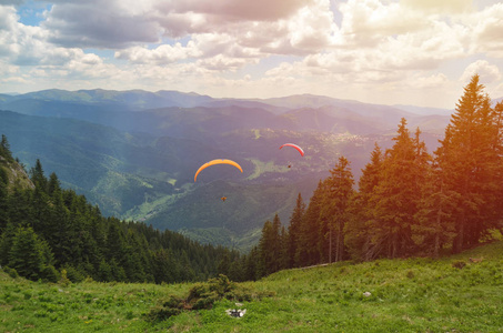 滑翔伞在壮观的山景色前起飞图片