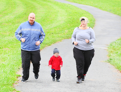 超重的父母与儿子一起跑步