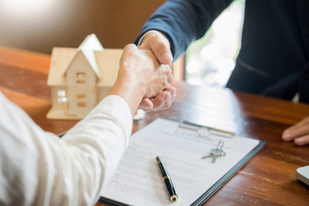 房屋开发商代理或财务顾问及客户签署文件后握手处理成功协议, 与公司签订合同