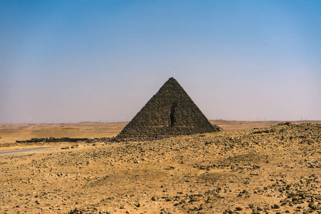 在开罗，埃及的吉萨高原金字塔之一