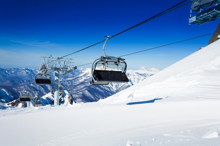 滑雪缆车上冬季度假胜地翻山越岭