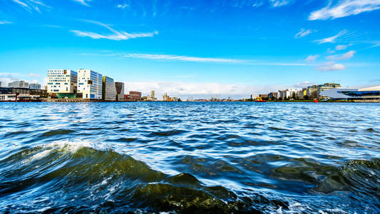 在荷兰历史名城阿姆斯特丹, 被现代建筑所包围的港口繁忙的水域被现代建筑所包围