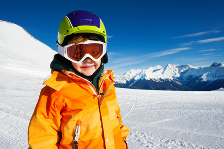 戴滑雪面罩的滑雪赛道上的男孩