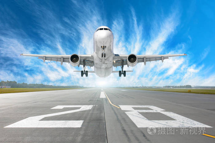 机场跑道28号和飞机起飞到地平线和风景如画的卷云在蓝天