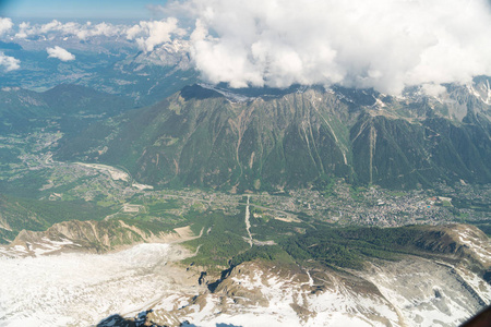 查莫尼克斯山谷的全景，梅斯雷的阿吉耶和阿吉耶