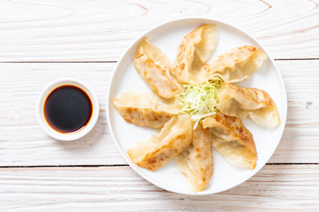 日本饺子或饺子小吃配酱油