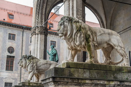 在德国慕尼黑 feldherrenhalle 的石雕狮子雕塑