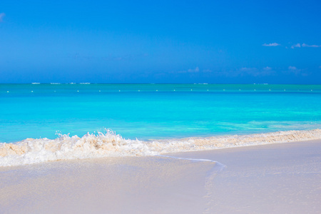 完美的白色海滩，绿松石水的加勒比
