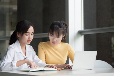 女大学生回到学校严肃的女学生纵向学习大学水平的教育, 秋季或冬季回到学校的概念亚洲年轻的成年妇女模型