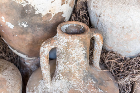 不同的形状和大小的 amphoras 在圣彼得堡或博德鲁姆城堡, 土耳其. 从地中海的不同地方收集 amphoras