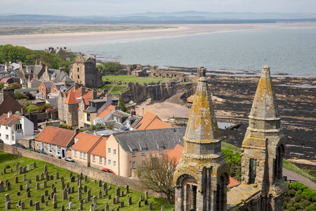 苏格兰圣安德鲁斯的鸟瞰遗址和墓地大教堂