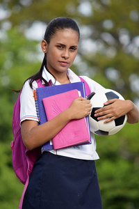 女青少年学生运动员与足球图片