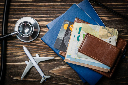 医疗旅游概念护照, 听诊器, 飞机, 钱