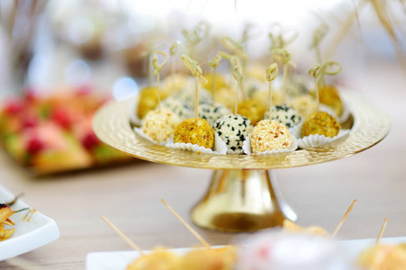 在派对或婚宴上供应新鲜美味的各种奶酪球。在活动聚会或晚宴上提供各种花哨的手指小吃