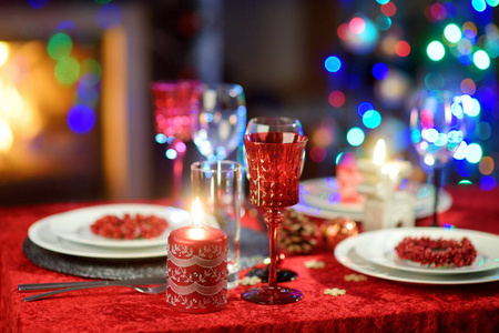 美丽的餐桌设置圣诞派对或新年庆祝在家里