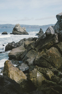 旧金山湾的岩石和海洋