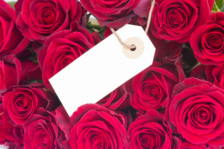 标签深红色玫瑰花束