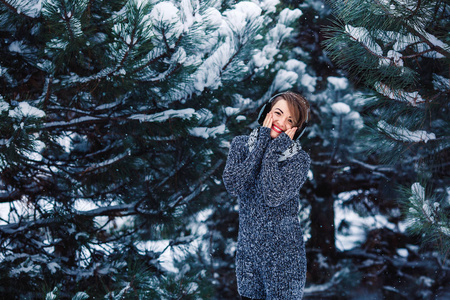 在冬季森林的毛衣时尚开朗的女孩