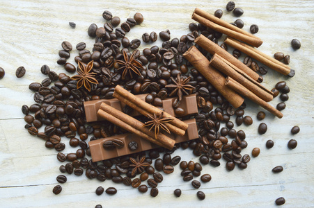 咖啡豆与肉桂 巧克力和茴香